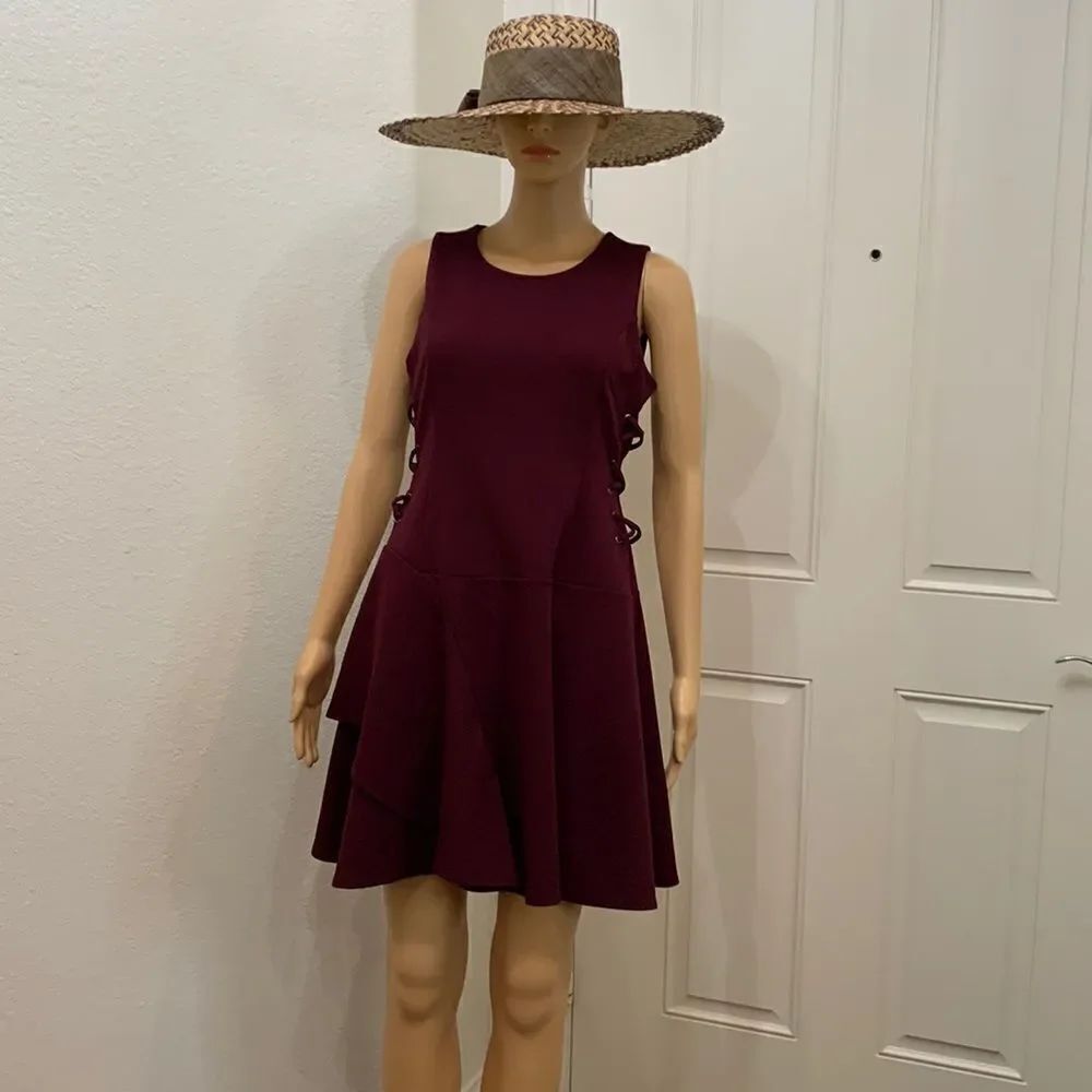 Bar 111 Size Small Scoop Neck Short Sleeve Ruffle Skirt Faux Tie Sides Maroon